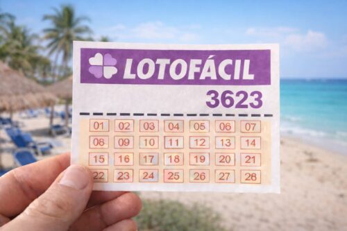 Bilhete Lotofácil 3623 segurado na praia com mar azul, coqueiros e espreguiçadeiras ao fundo desfocado.