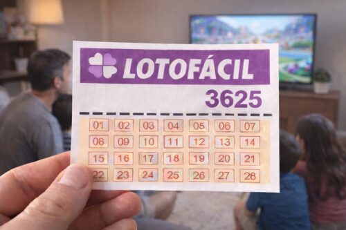 Bilhete Lotofácil 3625 segurado em sala com família assistindo TV ao fundo desfocado.