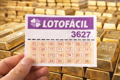Bilhete da Lotofácil 3627 sendo segurado por uma mão, com fundo de barras de ouro empilhadas, simbolizando prêmio e riqueza.