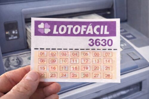 Bilhete da Lotofácil 3630 segurado diante de caixa eletrônico com dinheiro, simbolizando saque de prêmio da loteria.