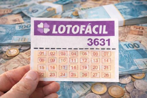 Cartela da Lotofácil sendo segurada por uma mão, com dinheiro e moedas ao fundo, representando aposta e prêmio de loteria.