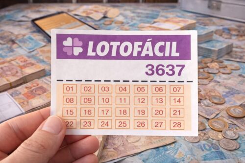 Cartela da Lotofácil 3637 sendo segurada sobre notas e moedas de real, com celular e dinheiro ao fundo.