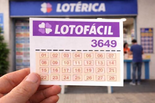 Cartela da Lotofácil 3649 em frente à lotérica da Caixa.