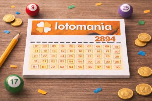 Volante da Lotomania concurso 2894 com bolas numeradas e moedas sobre mesa de madeira.