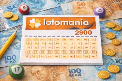 Bilhete da Lotomania 2900 sobre notas de real brasileiro, com moedas, bolas numeradas e lápis ao redor.