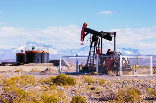 Bomba de extração de petróleo em área árida, cenário de Petrobras, Brava e PRIO em queda.