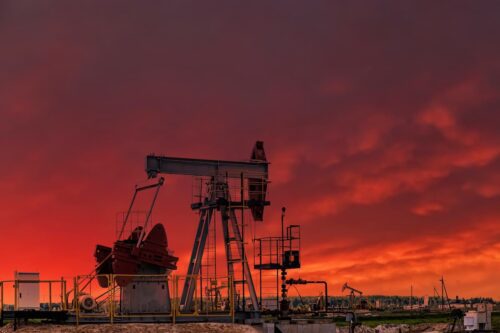 Bomba de extração com petróleo em alta, cenário que pode adiar o corte de juros da Selic no Brasil.