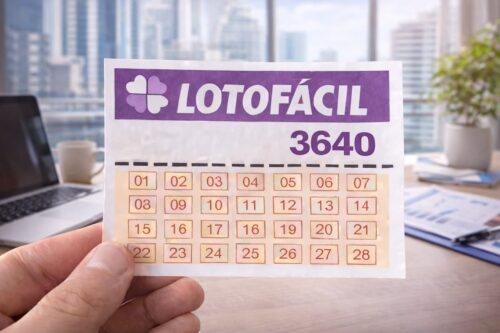 Homem segurando uma aposta de loteria da Lotofácil com números de 1 a 28, em escritório com janelas de cidade ao fundo.