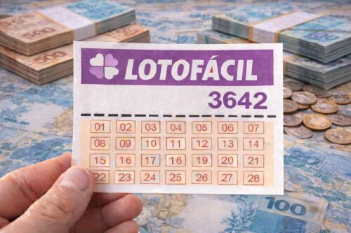 Sorteio de loteria com bilhete da Lotofácil 3642 e pilhas de dinheiro no fundo, representando ganho potencial e jogo responsável.