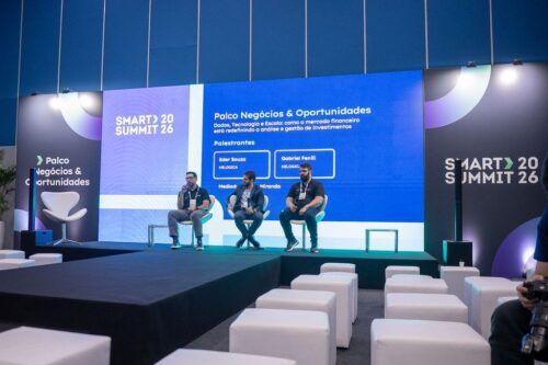 Painel no Smart Summit 2026 com Eder Souza e Gabriel Fenili debatendo dados, tecnologia e IA na gestão de investimentos.