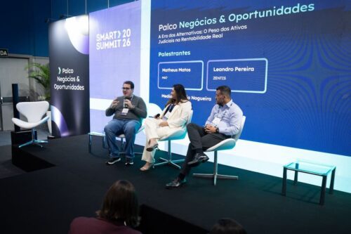Painel no Smart Summit 2026 debate o peso dos ativos judiciais na rentabilidade real com Matheus Matos e Leandro Pereira.