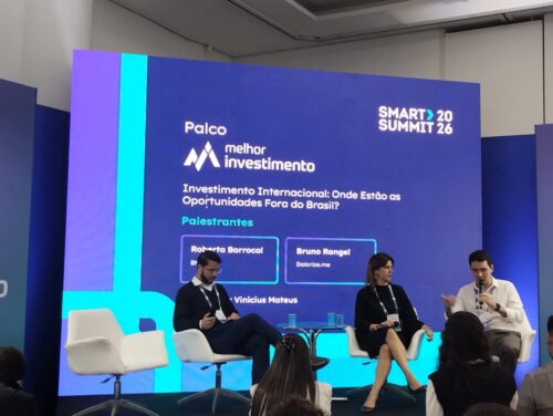 Painel sobre investimentos internacionais no Smart Summit 2026, com palestrantes debatendo oportunidades fora do Brasil.
