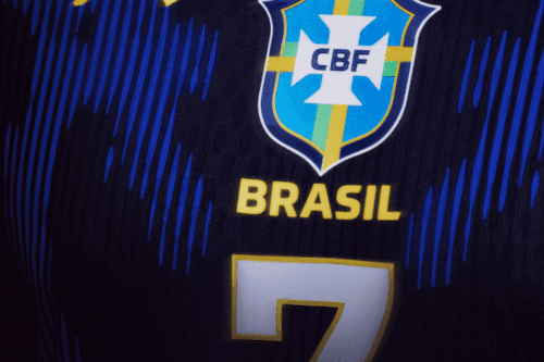Detalhe do novo uniforme azul da Seleção Brasileira para a Copa 2026 com escudo da CBF e número sete.