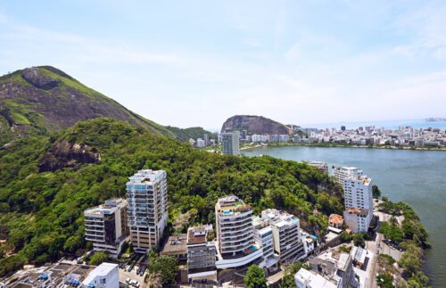 Vista do Rio de Janeiro com lagoa, prédios e morros, ilustrando a taxa de vacância dos FIIs no Rio de Janeiro.