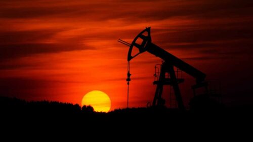 Petróleo acima de US$ 100 reacende debate sobre preço dos combustíveis no Brasil