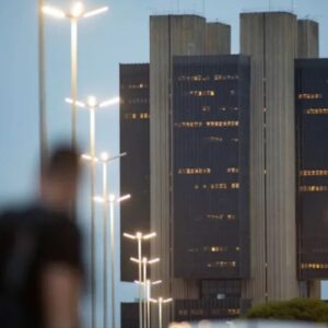 Vista externa do edifício sede do Banco Central do Brasil em Brasília ao entardecer.