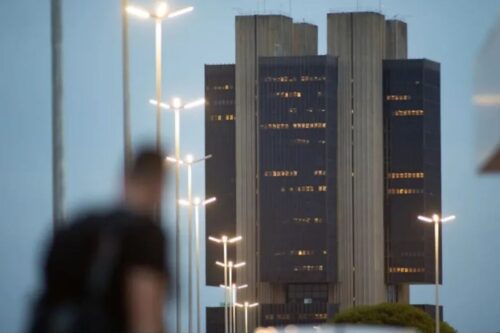 Vista externa do edifício sede do Banco Central do Brasil em Brasília ao entardecer.