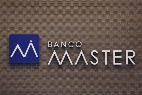 Logotipo do Banco Master fixado em uma parede metálica texturizada.