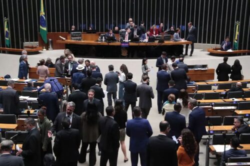 Fotografia em plano médio do plenário da Câmara dos Deputados, em Brasília.
