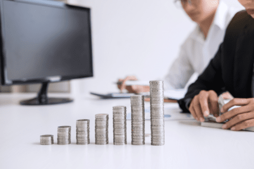 Crescimento financeiro representado por pilhas de moedas de diferentes tamanhos,.