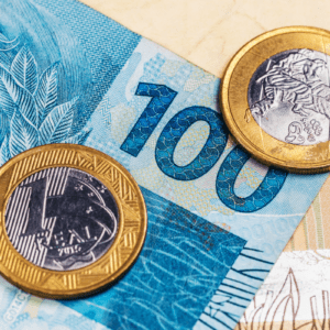 Foto de foco seletivo de reais brasileiros - notas e moedas