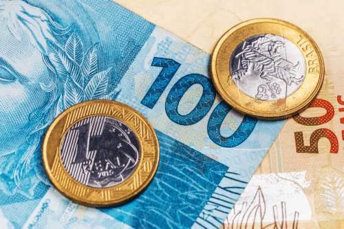 Foto de foco seletivo de reais brasileiros - notas e moedas