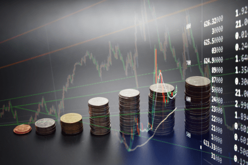 Imagem de uma análise financeira mostrando crescimento de investimentos representado por pilhas de moedas de diferentes tamanhos, fundos de telas com gráficos de ações e números que indicam variações no mercado financeiro.