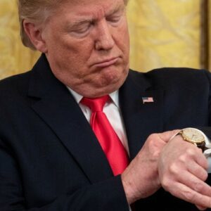 Fotografia em close do presidente dos Estados Unidos, Donald Trump, vestindo terno azul marinho e gravata vermelha.