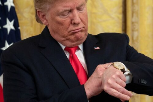 Fotografia em close do presidente dos Estados Unidos, Donald Trump, vestindo terno azul marinho e gravata vermelha.