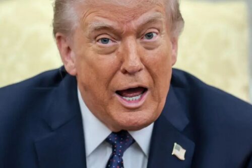 Close do rosto de Donald Trump em uma expressão de fala enfática.