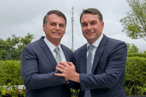 Tarcísio de Freitas e Flávio Bolsonaro posam juntos em um ambiente externo.
