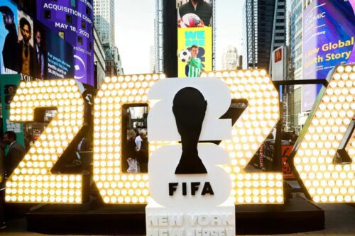 Uma instalação promocional da Copa do Mundo FIFA de 2026 instalada na Times Square, em Nova York.