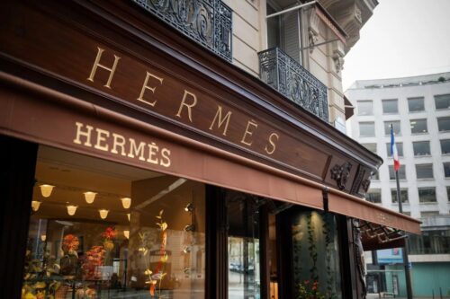 Fachada de uma luxuosa loja da Hermès em Paris.