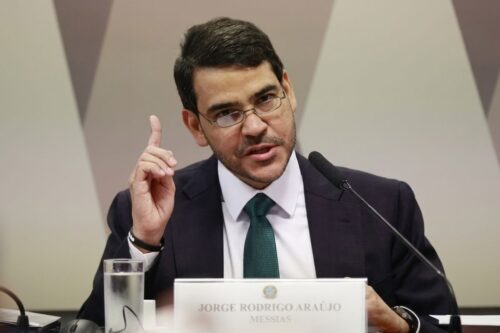 Fotografia de Jorge Rodrigo Araújo Messias, Ministro da Advocacia-Geral da União, durante uma sessão oficial.