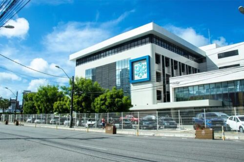 Fachada externa de um hospital da rede Kora Saúde.