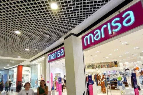 Fachada de uma loja de departamentos Marisa em um shopping center.