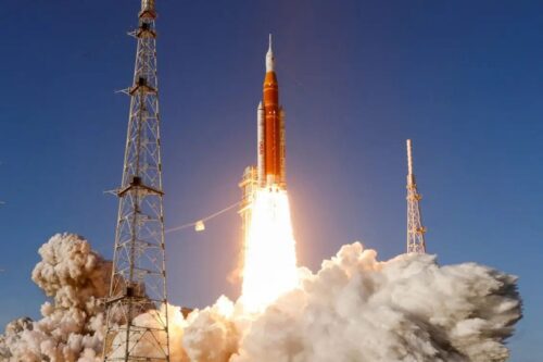 Fotografia do lançamento de um foguete espacial da NASA em uma base de lançamento.