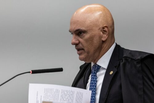 Close-up de perfil do ministro Alexandre de Moraes durante uma sessão.