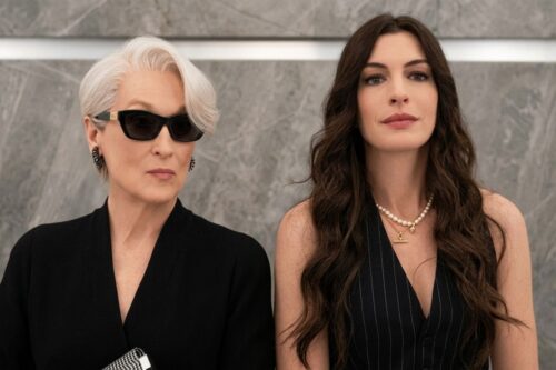 Uma fotografia nítida e de alta resolução mostrando as atrizes Meryl Streep e Anne Hathaway lado a lado.