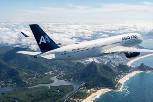 Um avião comercial branco com a inscrição "AERO AZUL" voa sobre o Rio de Janeiro, com o Cristo Redentor e o Pão de Açúcar visíveis ao fundo.