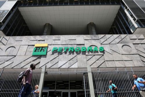 Fachada do edifício sede da Petrobras no Rio de Janeiro. A imagem mostra a arquitetura brutalista em concreto com o logotipo verde e amarelo da empresa em destaque.