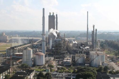 Vista aérea de uma grande refinaria industrial da Petrobras.