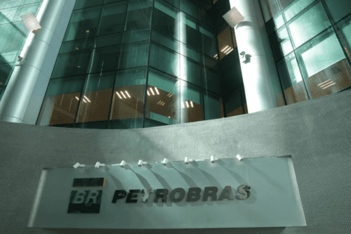 Edifício da Petrobras com logo e nome da empresa.