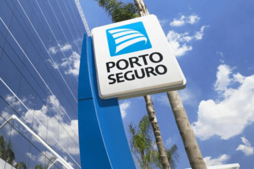 Edifício com placa de azul e branca da Porto Seguro.