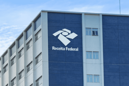 Foto de prédio da Receita Federal.