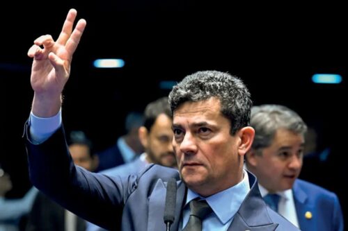 O ex-juiz e atual senador Sergio Moro é visto de frente, em um plano médio.