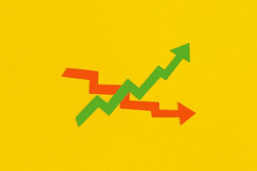 Gráfico de crescimento com setas verdes apontando para cima e setas vermelhas apontando para baixo, representando análise de tendências de mercado.