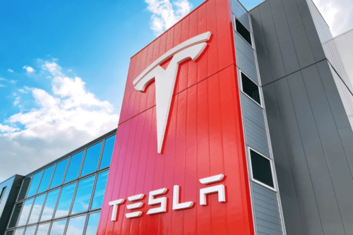 Fachada de uma loja da Tesla com logo em destaque.