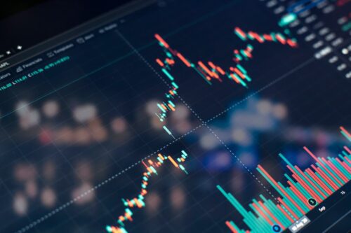Gráfico de mercado com oscilações; semana tem agenda cheia com PIB, inflação e decisões de juros no Brasil e no exterior.