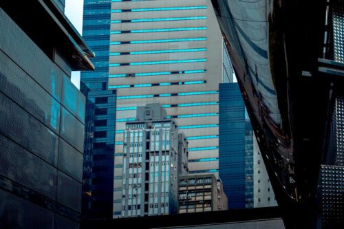 Prédios comerciais modernos em área urbana, com fachadas de vidro e arquitetura corporativa em destaque, representando os FIIs.